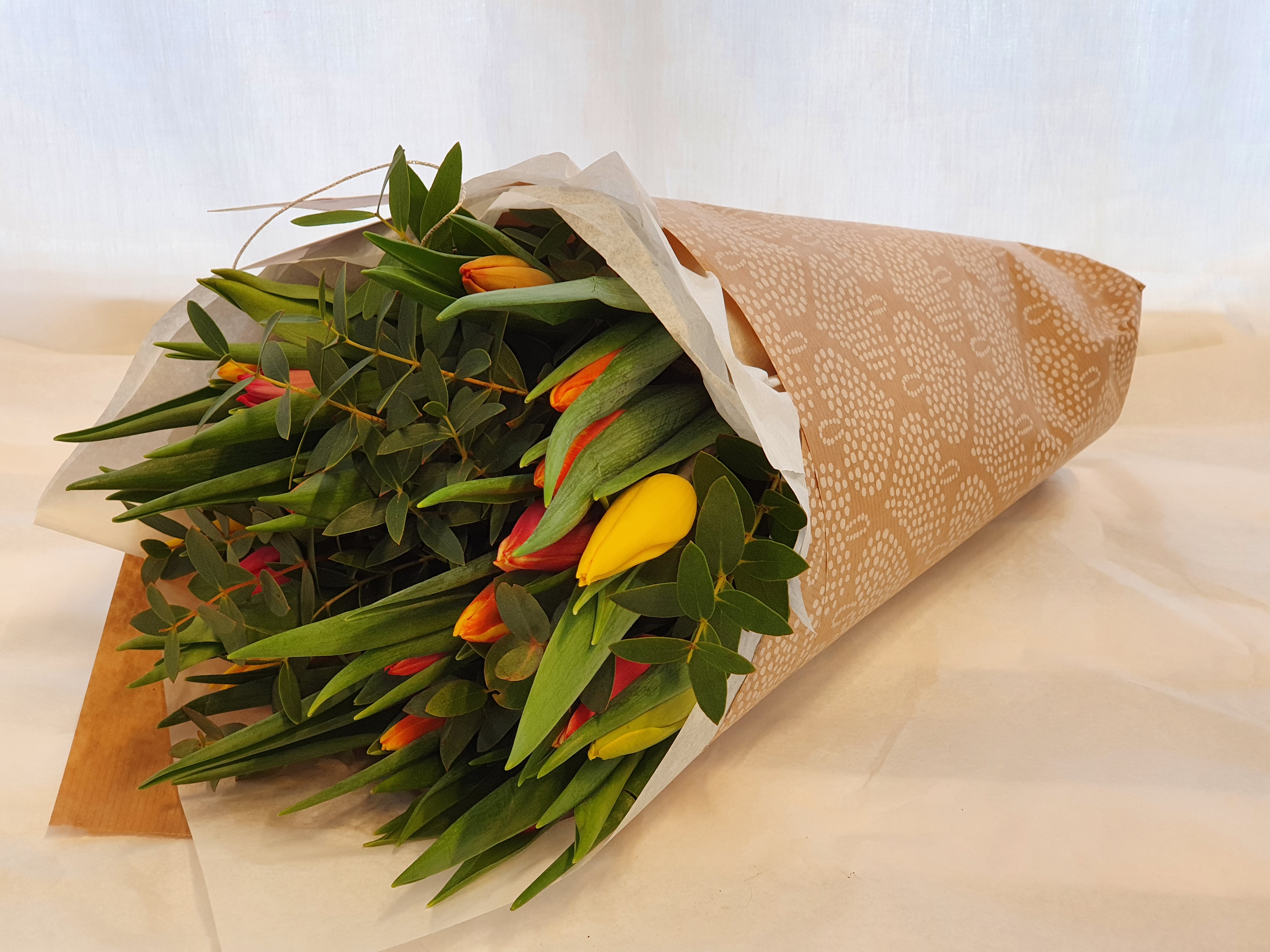 Tulipaner med sesongens grønnt
